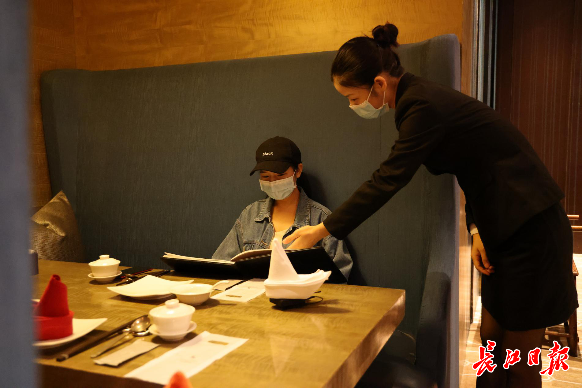 武漢星級酒店餐飲服務(wù)新趨勢 服務(wù)員轉(zhuǎn)型'點(diǎn)菜師'，打造專業(yè)餐飲體驗(yàn)